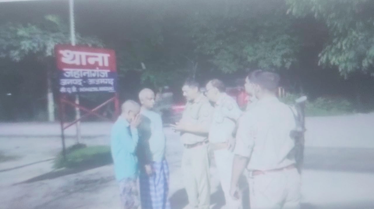 थाने पर रात में परिजनों से जानकारी लेती पुलिस