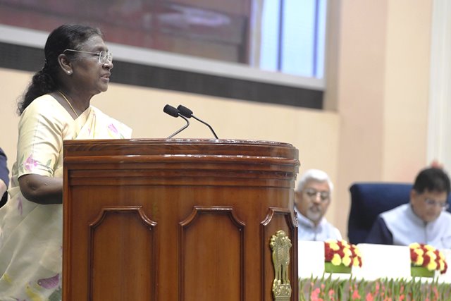 राष्ट्रपति द्रौपदी मुर्मु सोमवार को इंजीनियरिंग निर्यात संवर्धन परिषद (ईईपीसी) इंडिया के प्लेटिनम जुबली समारोह को संबोधित करते हुए राष्ट्रपति द्रौपदी मुर्मु सोमवार को इंजीनियरिंग निर्यात संवर्धन परिषद (ईईपीसी) इंडिया के प्लेटिनम जुबली समारोह को संबोधित करते हुए