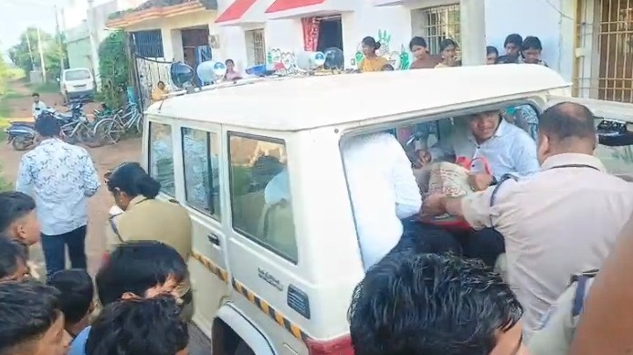 जांजगीर-चांपा जिले के गोधना गांव से धर्मांतरण की शिकायत पर पहुंची पुलिस जांजगीर-चांपा जिले के गोधना गांव से धर्मांतरण की शिकायत पर पहुंची पुलिस