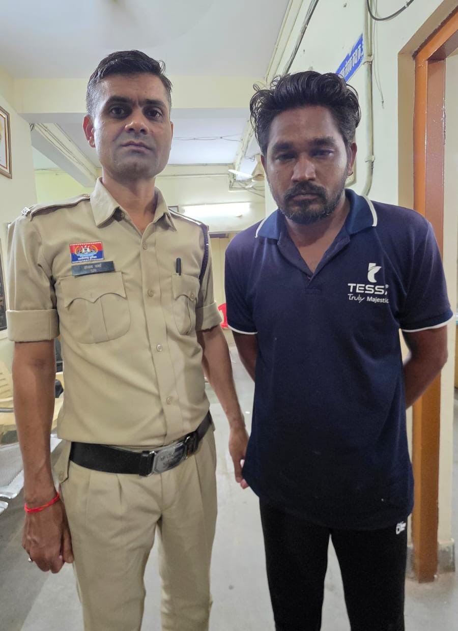 छोटे भाई पर कैंची से हमला करने वाला गिरफ्तार आरोपित।