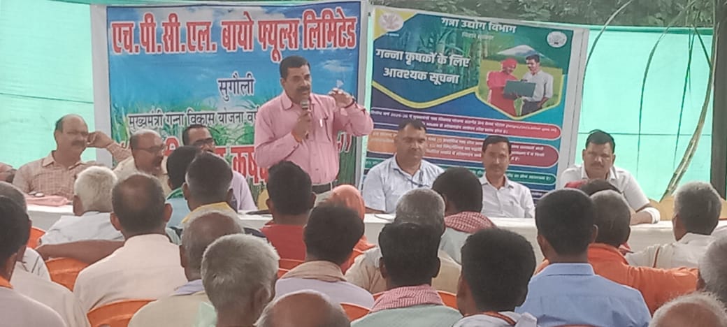 किसानो को प्रशिक्षण देते वैज्ञानिक किसानो को प्रशिक्षण देते वैज्ञानिक