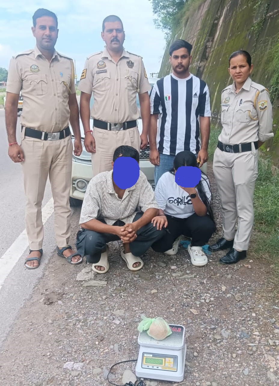 पकड़े गए आरोपी पुलिस हिरासत में।