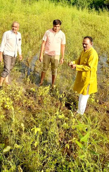बगैर सर्वे के किसानों को मुआवजा देने की मांग