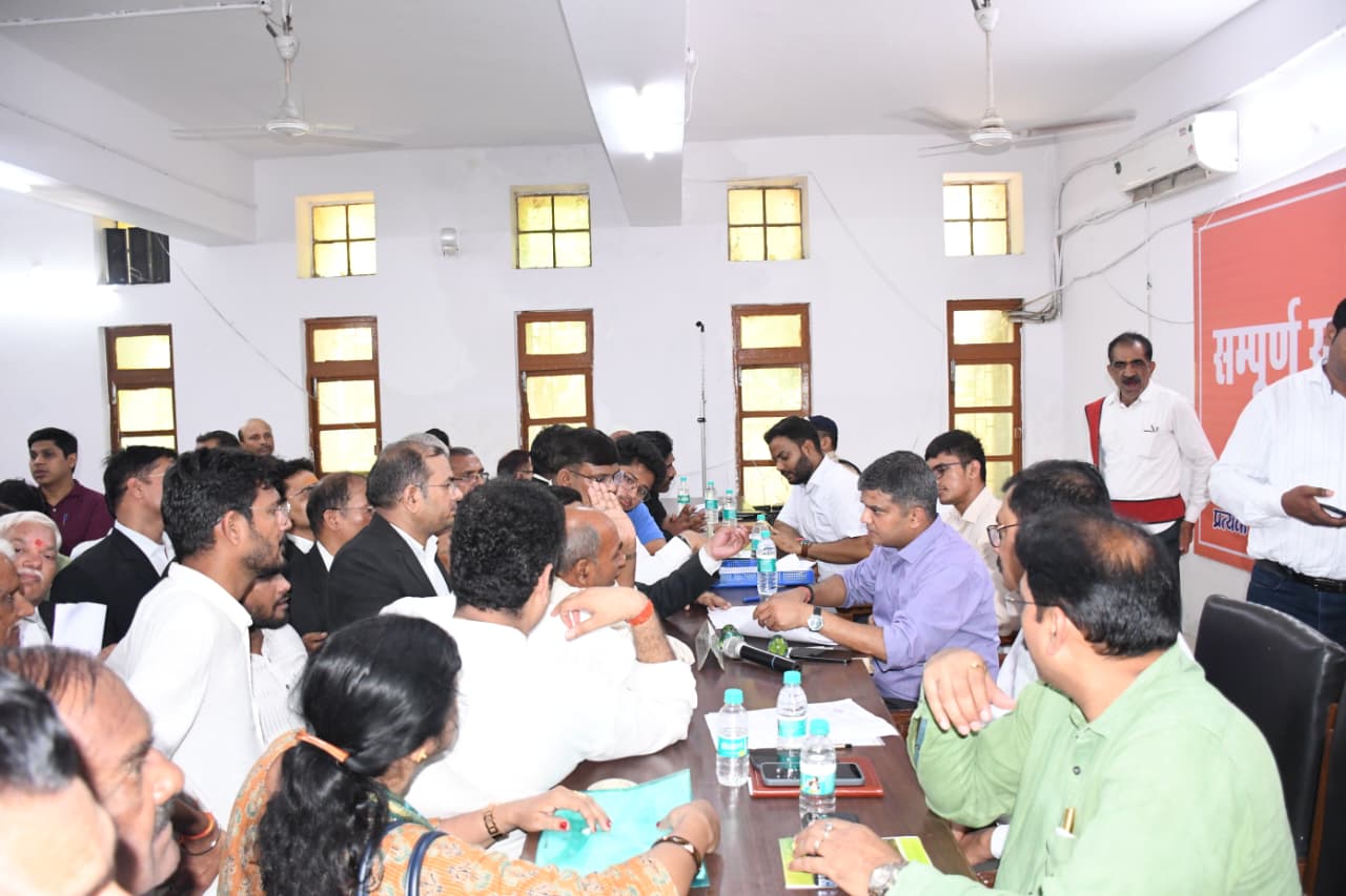जनसुनवाई करते हुए जिलाधिकारी प्रयागराज मनीष कुमार वर्मा एवं अन्य अधिकारियों का छाया चित्र