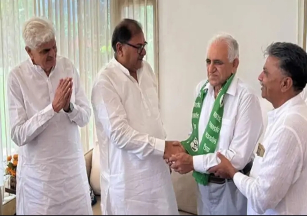 कार्यक्रम में जेजेपी नेता को पार्टी में शामिल करते अभय चौटाला कार्यक्रम में जेजेपी नेता को पार्टी में शामिल करते अभय चौटाला