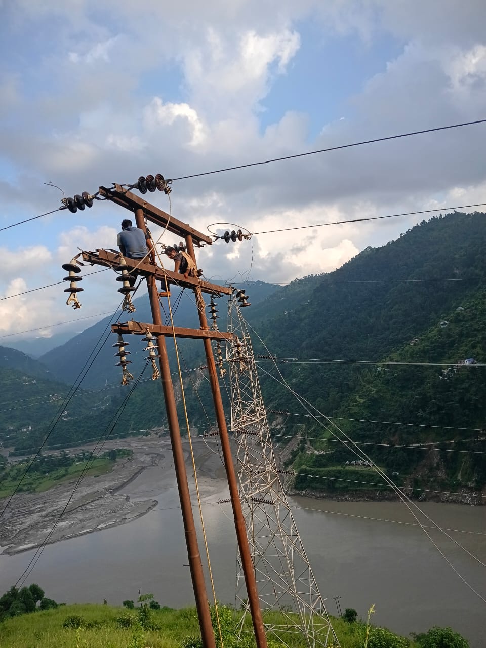 विद्वुत आपूर्ति की बहाली में जुटे बिजली कर्मी।
