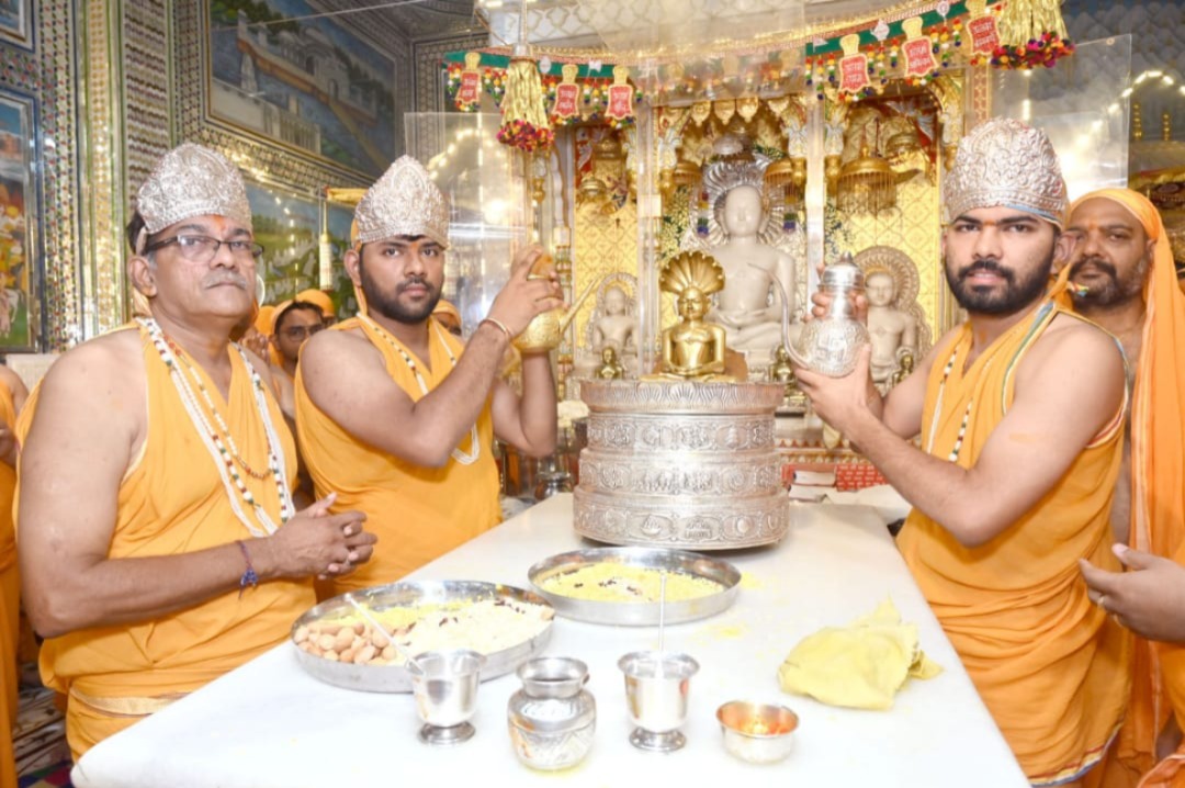 मुरादाबाद दिगम्बर जैन समाज मुरादाबाद द्वारा लोहागढ़ स्थित श्री जी मंदिर में पूजा अर्चना करते श्रद्धालु। मुरादाबाद दिगम्बर जैन समाज मुरादाबाद द्वारा लोहागढ़ स्थित श्री जी मंदिर में पूजा अर्चना करते श्रद्धालु।