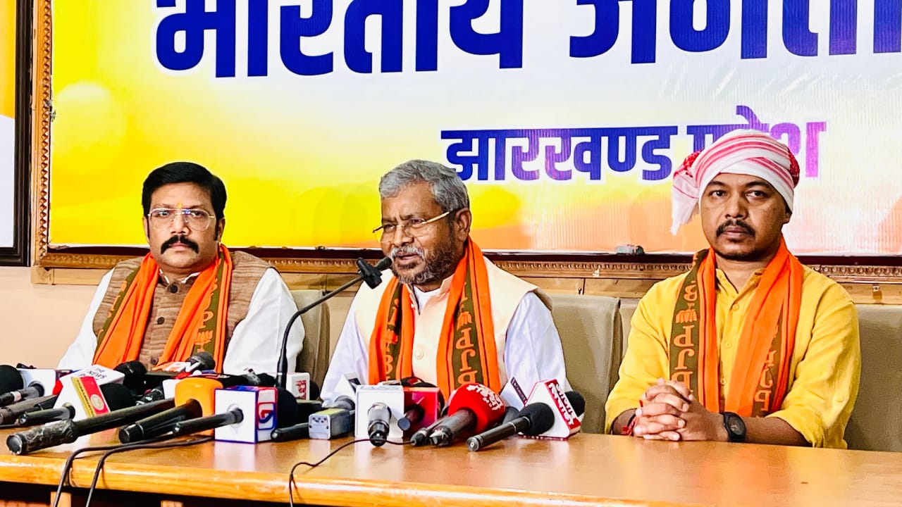 भाजपा प्रदेश अध्यक्ष बाबूलाल मरांडी प्रेस कॉन्फ्रेंस करते हुए भाजपा प्रदेश अध्यक्ष बाबूलाल मरांडी प्रेस कॉन्फ्रेंस करते हुए