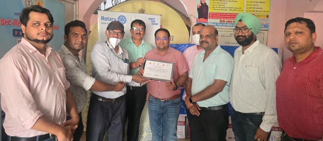 सम्मानित होते रोटरी क्लब की तस्वीर
