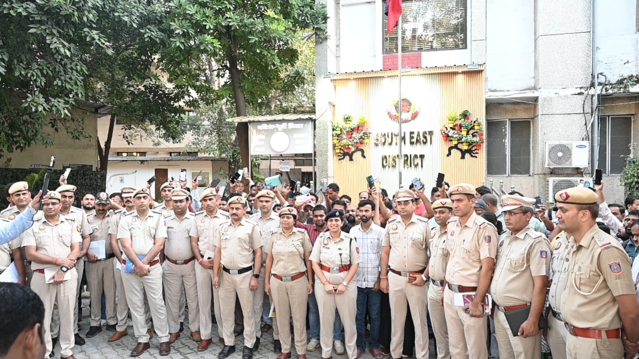 माेबाइल मिलने के बाद पुलिस अधिकारियाें के साथ खड़े लाेगाें की फाेटाे माेबाइल मिलने के बाद पुलिस अधिकारियाें के साथ खड़े लाेगाें की फाेटाे