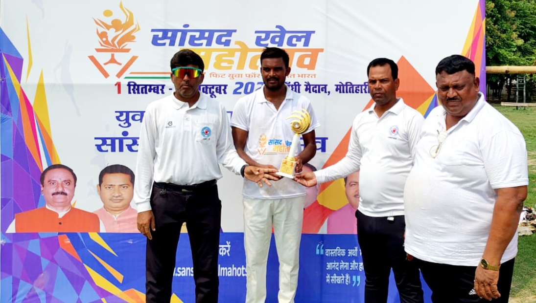 मैन ऑफ द मैच का पुरस्कार लेते खिलाड़ी रोशन