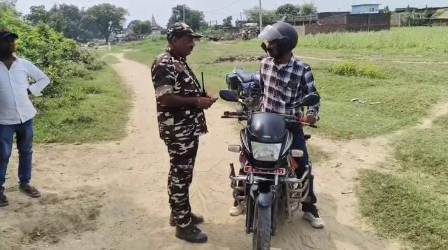 संदिग्ध युवक से पूछताछ करते एसएसबी जवान संदिग्ध युवक से पूछताछ करते एसएसबी जवान