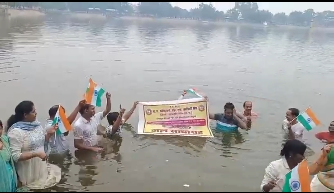 NHM कर्मचारियों का जलसत्याग्रह प्रदर्शन