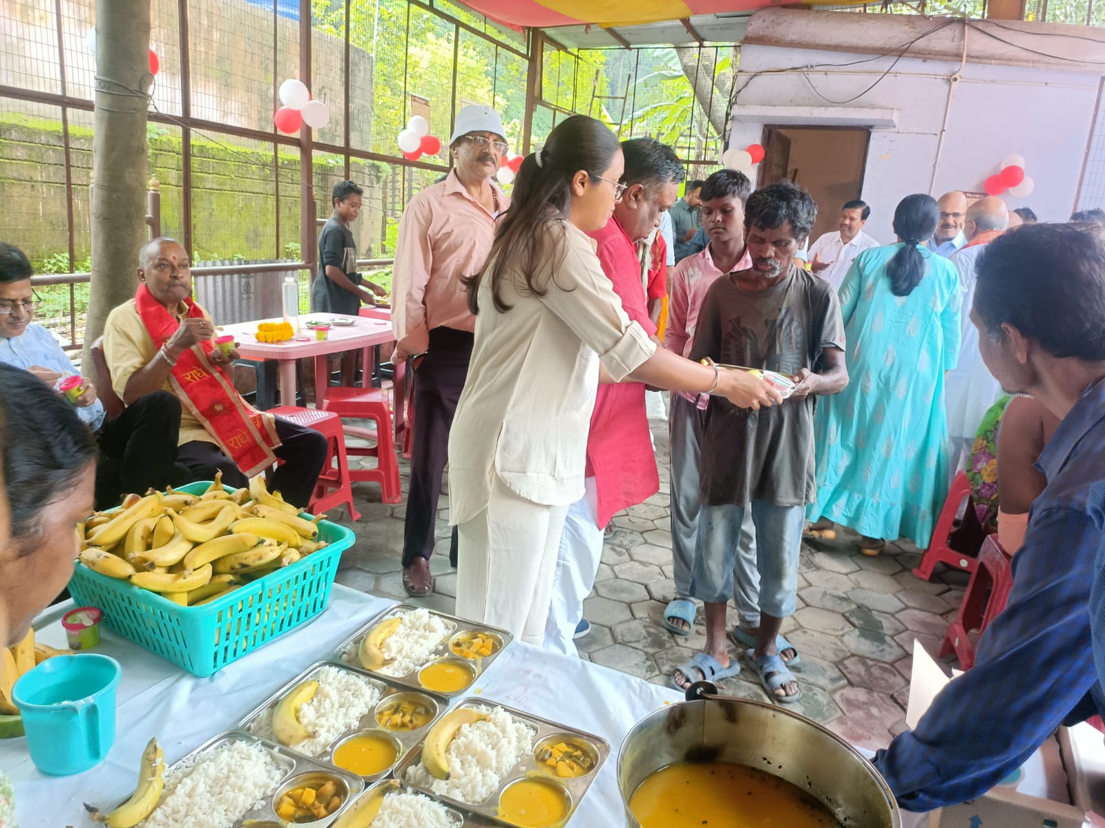 अनुष्ठान में भोजन कराते मुख्यअतिथि समेत अन्य