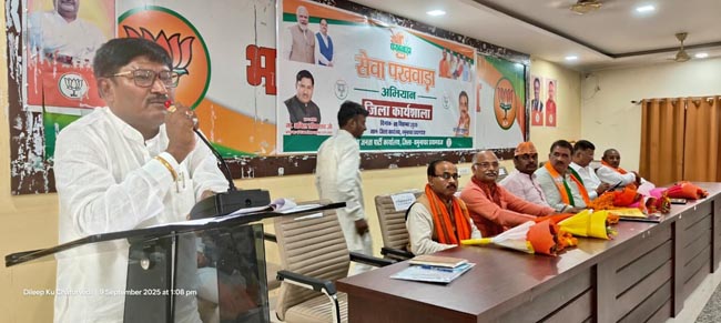 सम्बोधित करते अनिल श्रीवास्तव सम्बोधित करते अनिल श्रीवास्तव