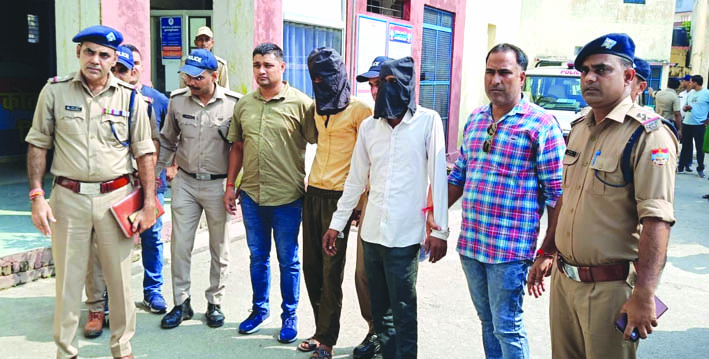 पुलिस गिरफ्त में आरोपित