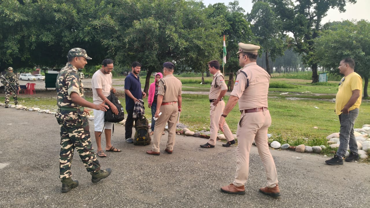 पुलिस अलर्ट मोड़ में पुलिस अलर्ट मोड़ में