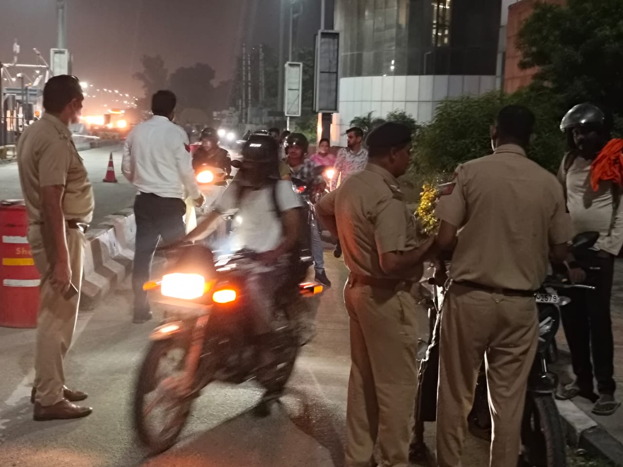 पानीपत में यातायात नियमों का उल्लंघन करने वालों का चालान करती पुलिस। पानीपत में यातायात नियमों का उल्लंघन करने वालों का चालान करती पुलिस।