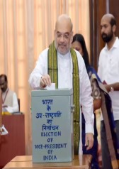 उपराष्ट्रपति चुनाव में वोट करते नेता उपराष्ट्रपति चुनाव में वोट करते नेता