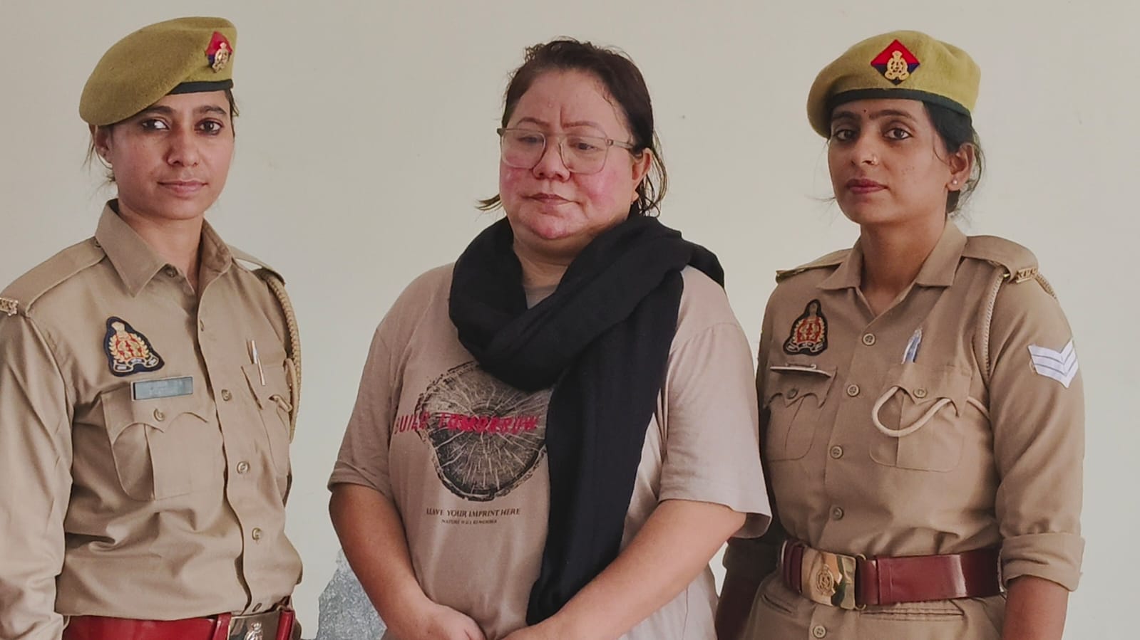 शादी डाट काम के माध्यम से फर्जी कस्टम अधिकारी बनकर साइबर धोखाधड़ी करने की दिल्ली निवासी महिला कोनसम सुनीता पुलिस गिरफ्त में। शादी डाट काम के माध्यम से फर्जी कस्टम अधिकारी बनकर साइबर धोखाधड़ी करने की दिल्ली निवासी महिला कोनसम सुनीता पुलिस गिरफ्त में।