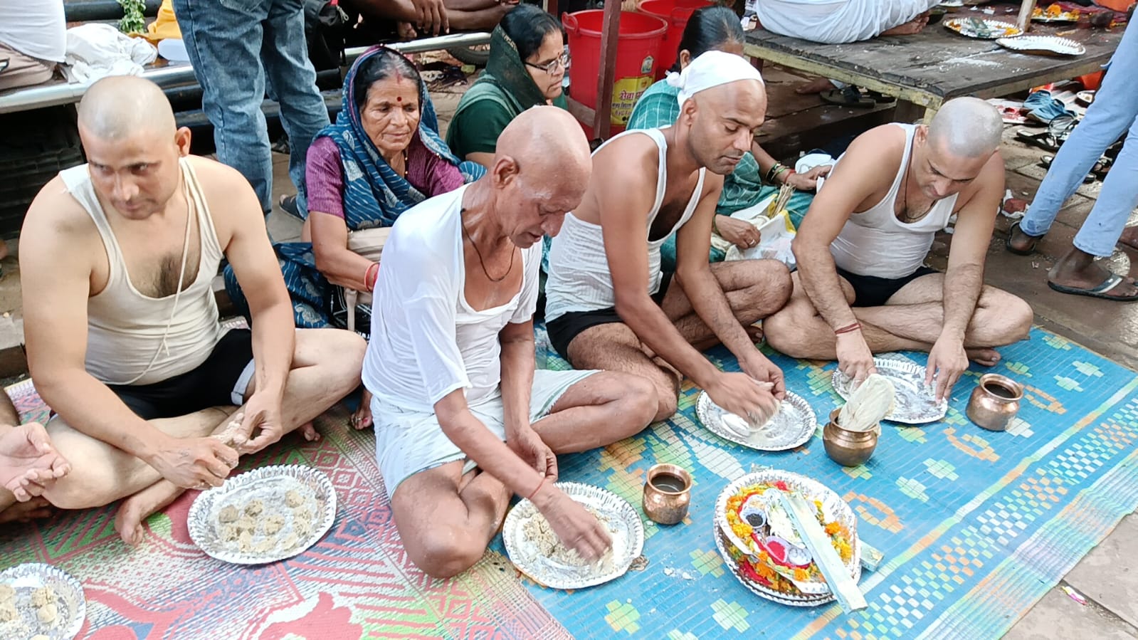 गंगा तट पर द्वितीया तिथि का श्राद्ध करते श्रद्धालु
