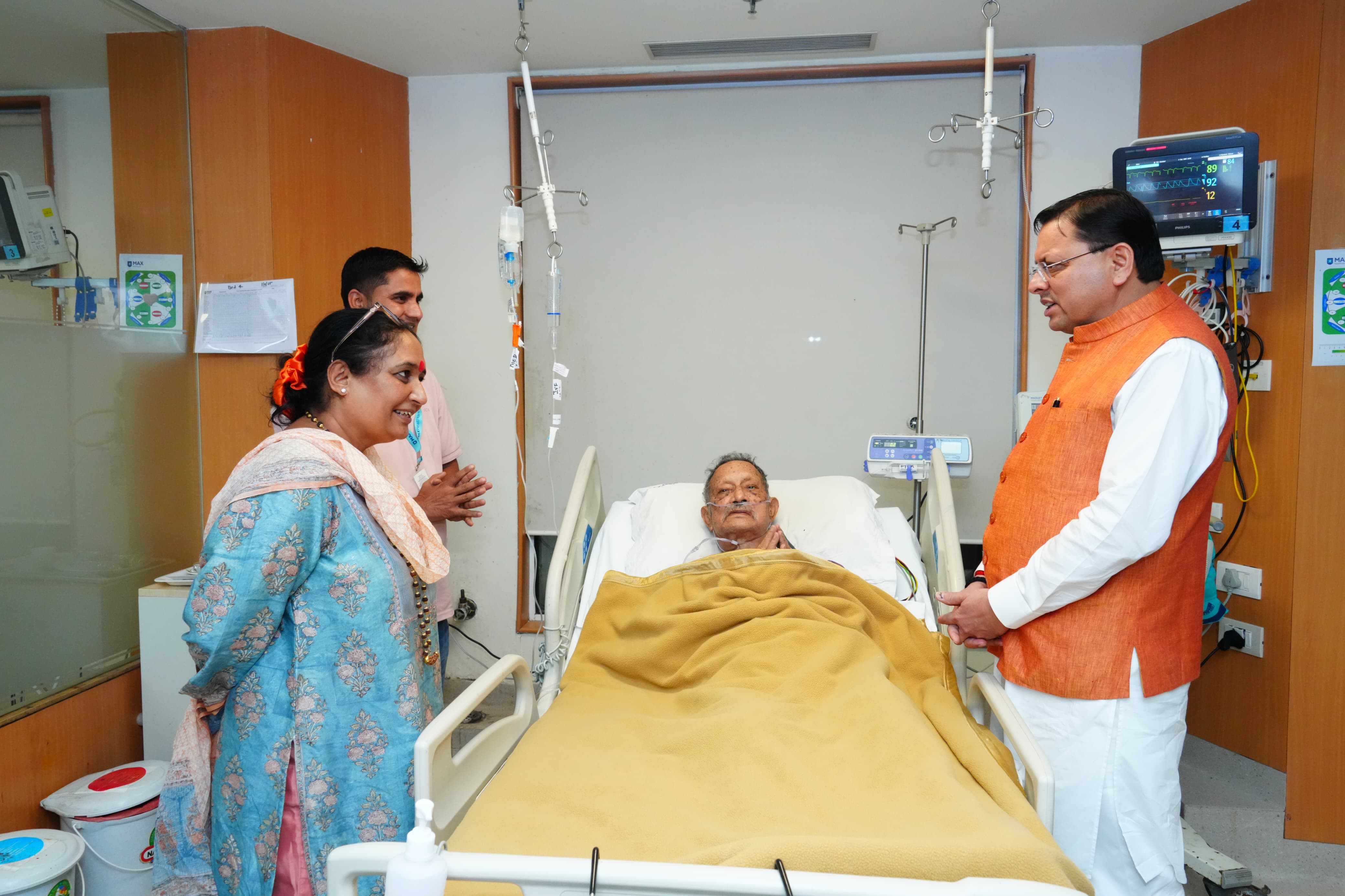 मुख्यमंत्री पुष्कर सिंह धामी पूर्व मुख्यमंत्री बीसी खंडूडी का अस्पताल में स्वास्थ्य की जानकारी लेते।