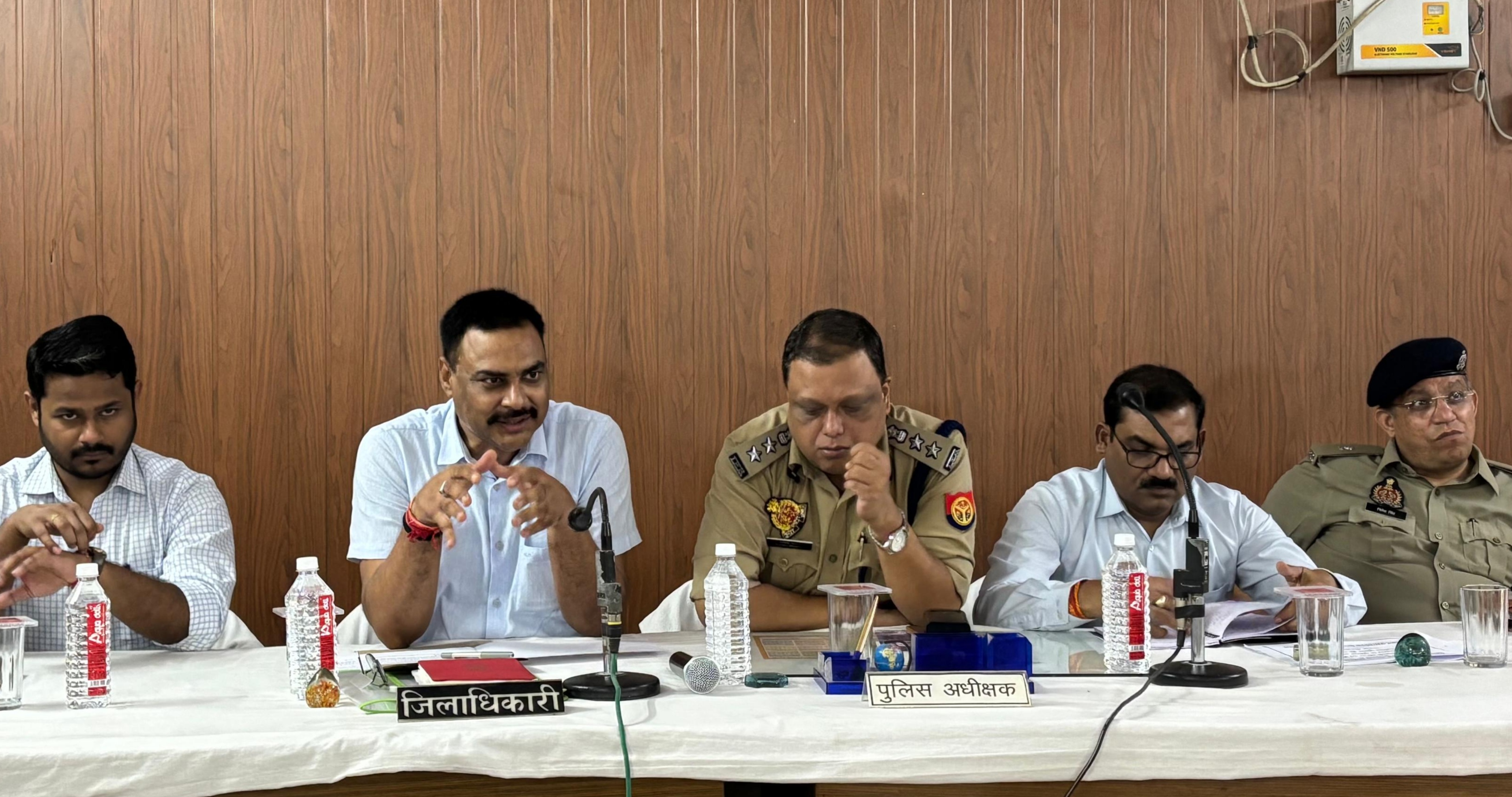 अधिकारियों और पंडा समाज के पदाधिकारियों संग बैठक जिलाधिकारी पवन कुमार गंगवार व पुलिस अधीक्षक सोमेन वर्मा । अधिकारियों और पंडा समाज के पदाधिकारियों संग बैठक जिलाधिकारी पवन कुमार गंगवार व पुलिस अधीक्षक सोमेन वर्मा ।