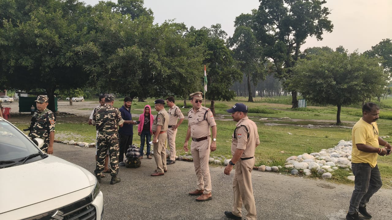 पुलिस अलर्ट मोड़ में पुलिस अलर्ट मोड़ में