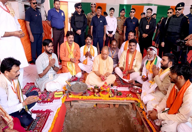 सरस्वती शिशु मंदिर में भूमि पूजन करते मुख्यमंत्री योगी