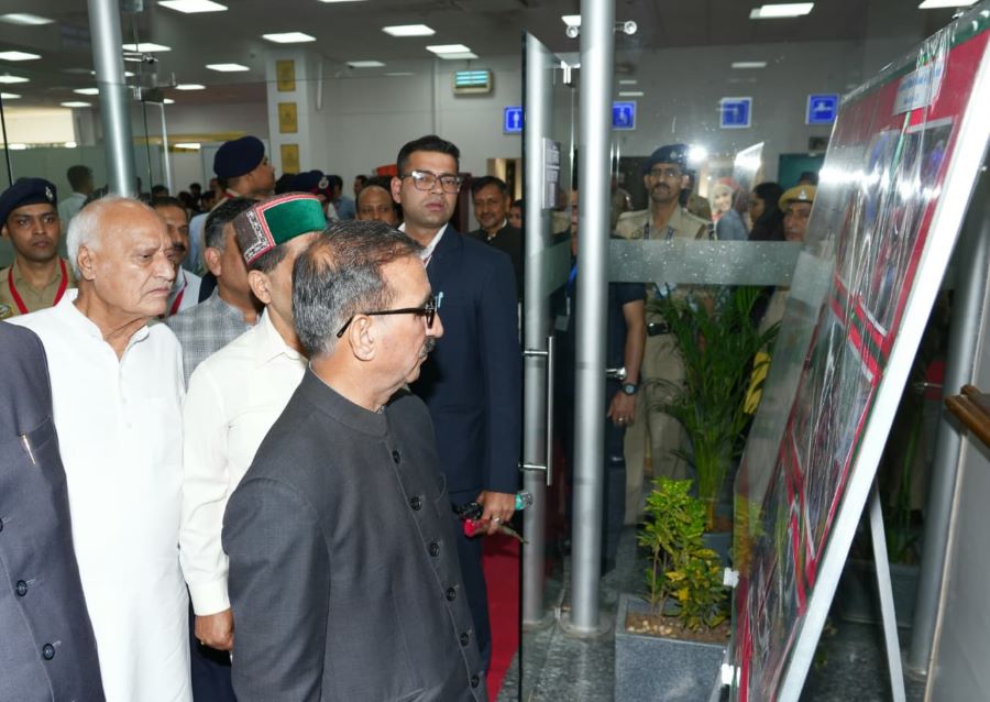 कांगडा के गगल एयरपोर्ट पर मुख्यमंत्री एनडीआरएफ की प्रदर्शनी का अवलोकन करते हुए। कांगडा के गगल एयरपोर्ट पर मुख्यमंत्री एनडीआरएफ की प्रदर्शनी का अवलोकन करते हुए।