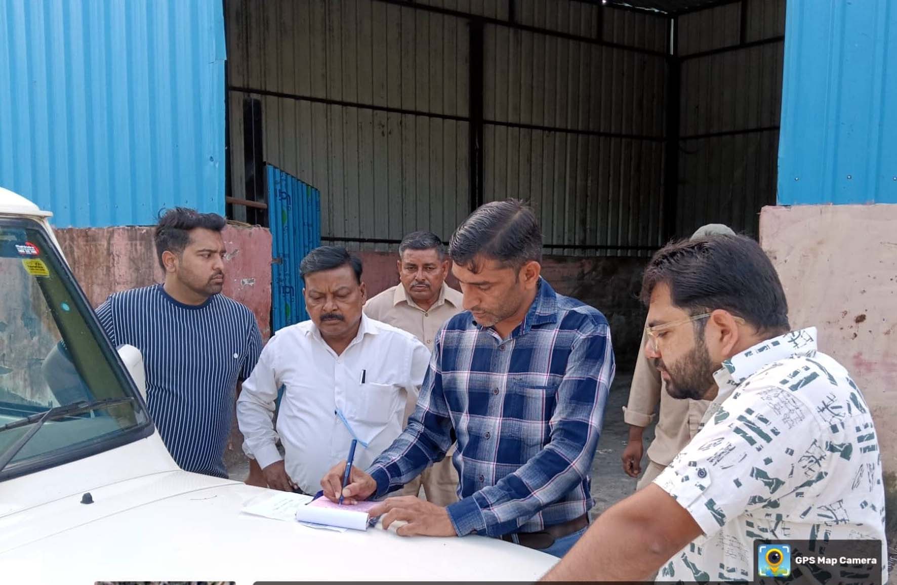 चालान काटते नगर निगम की टीम।