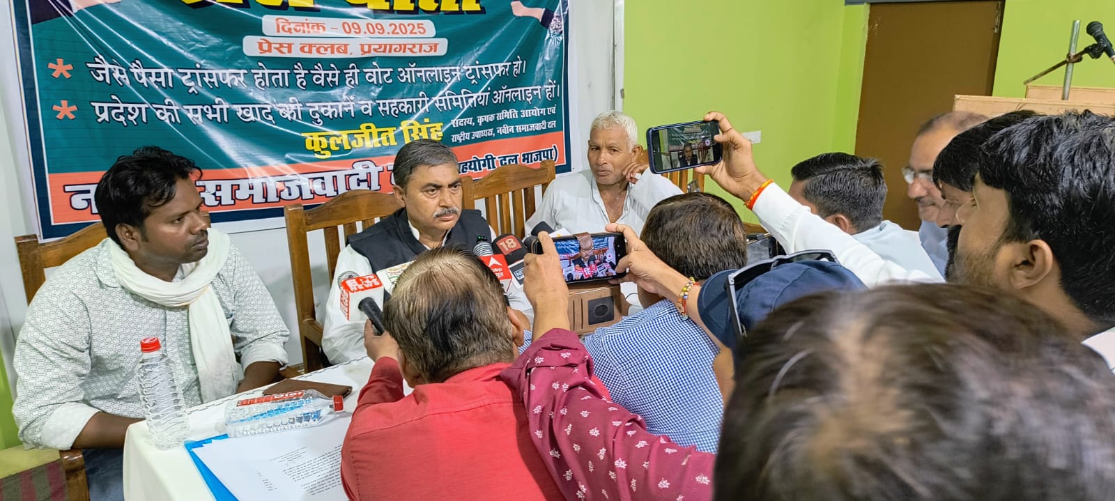 प्रयागराज में मीडिया से वार्ता करते हुए कृषक समृद्धि आयोग उत्तर प्रदेश लखनऊ के सदस्य कुलजीत सिंह का छाया चित्र