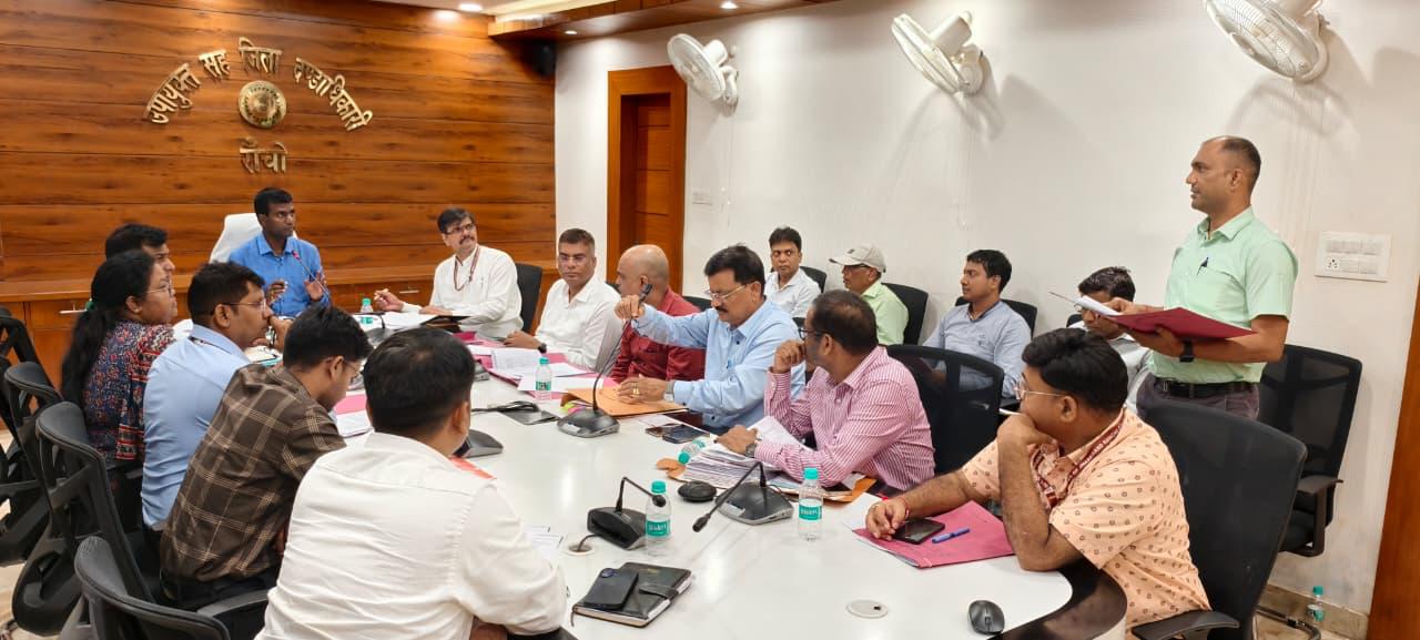 बैठक में शामिल उपायुक्त समेत अन्य अधिकारी पदाधिकारी