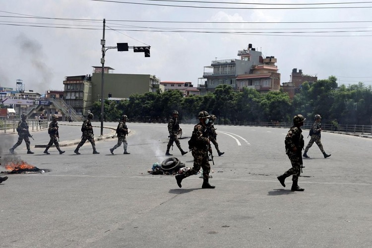 नेपाल सेना के जवान कर्फ्यू के दौरान सड़क पर गश्त करते हुए