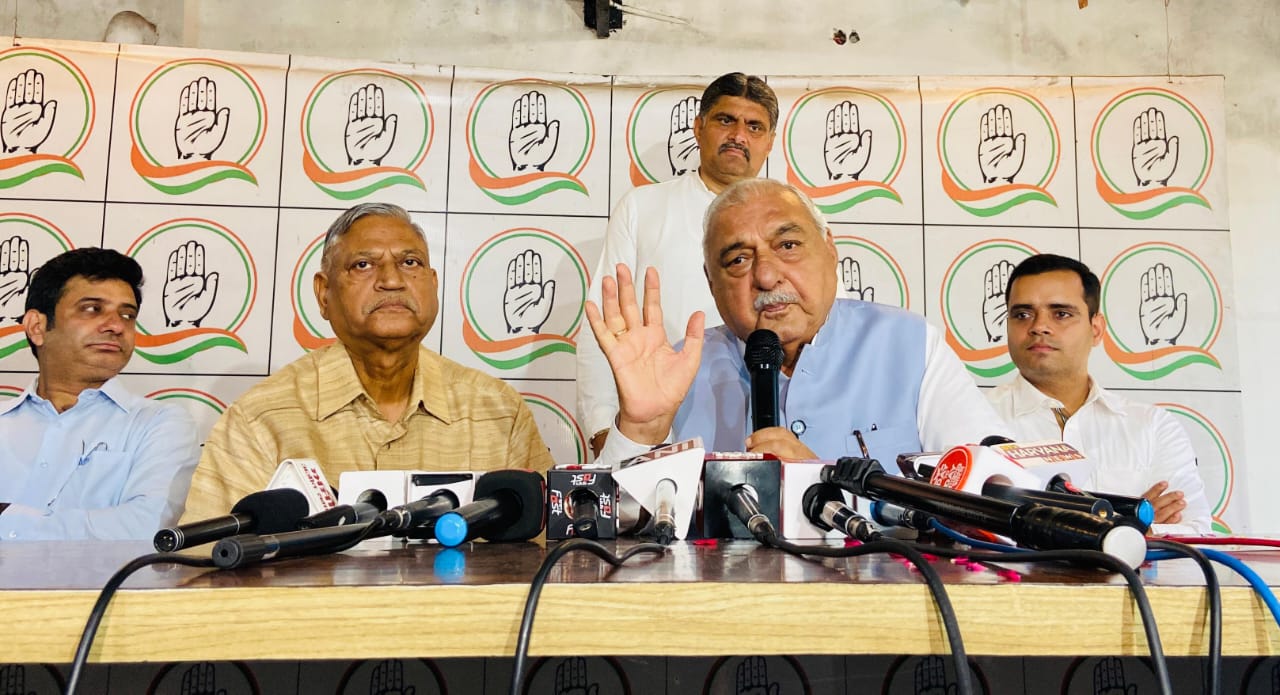 हरियाणा के पूर्व मुख्यमंत्री भूपेंद्र सिंह हुड्डा पत्रकाराें से बातचीत करते हुए हरियाणा के पूर्व मुख्यमंत्री भूपेंद्र सिंह हुड्डा पत्रकाराें से बातचीत करते हुए