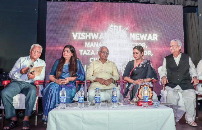 साहित्यिक संस्था रचनाकार के वार्षिक आयोजन में उपस्थित अतिथिगण साहित्यिक संस्था रचनाकार के वार्षिक आयोजन में उपस्थित अतिथिगण
