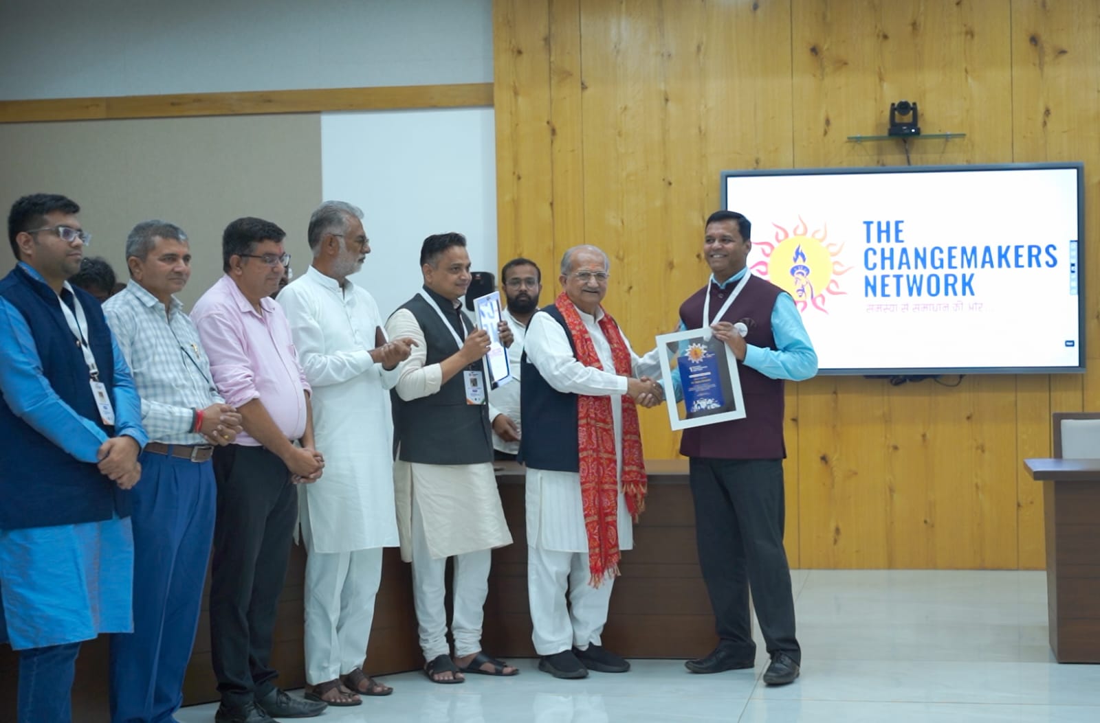 सम्मानित होते डॉ सपन एवं संबोधित करते डॉ सपन