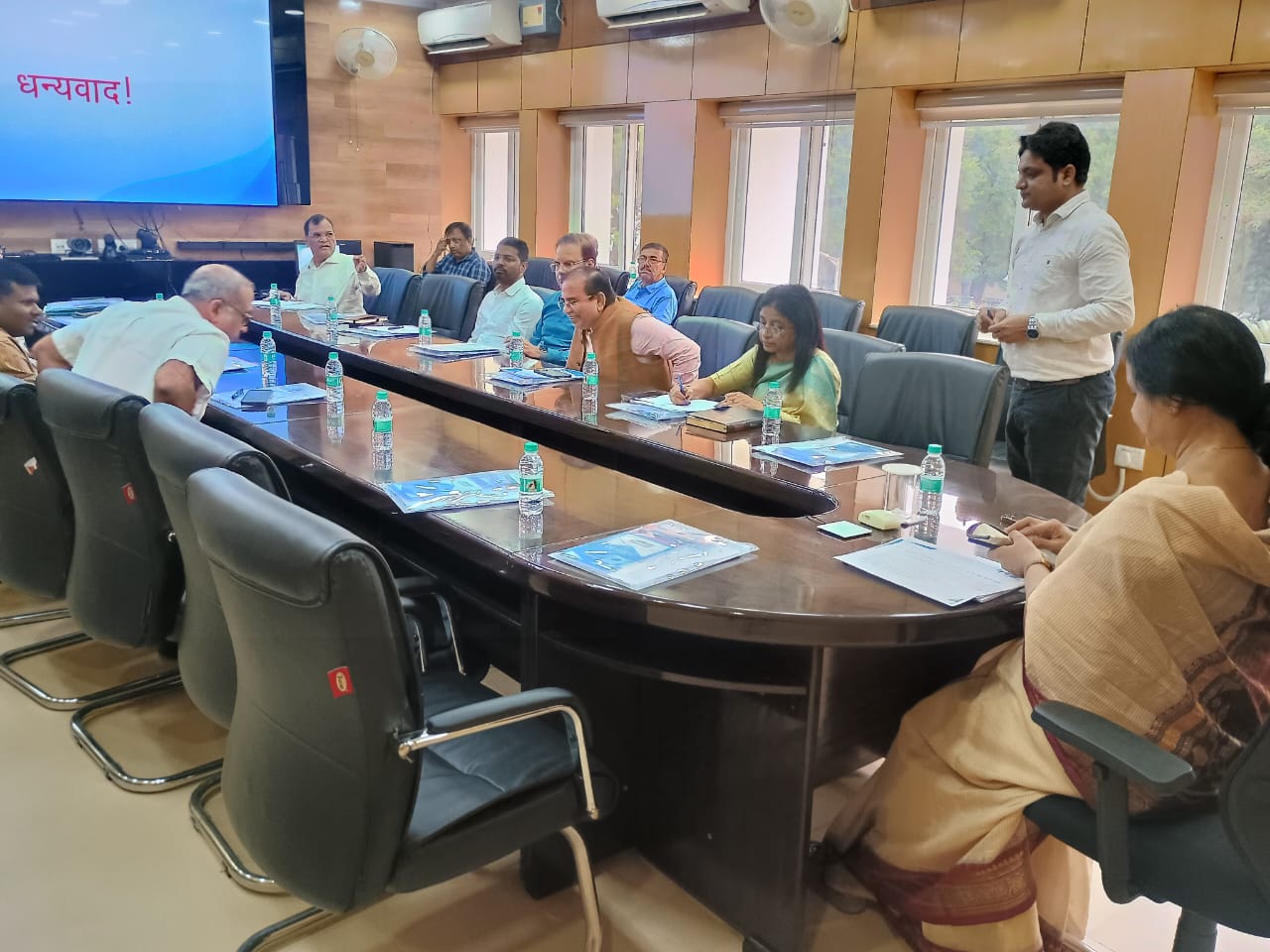 मुख्य सचिव बैठक करते हुए मुख्य सचिव बैठक करते हुए