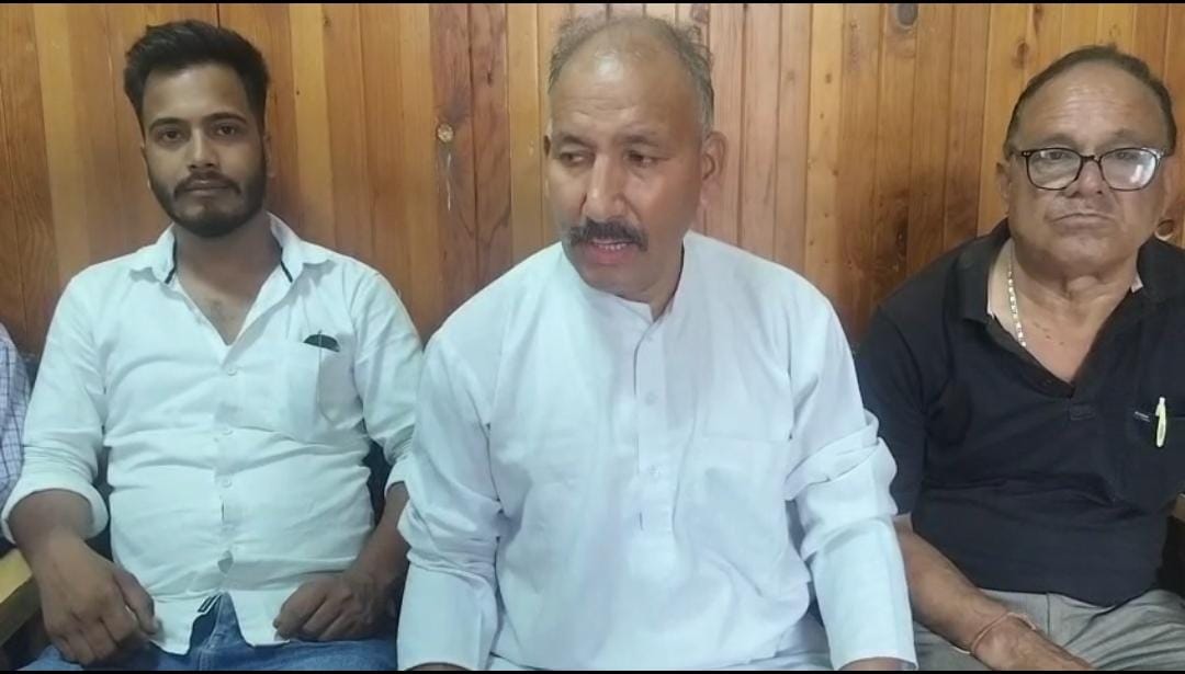 संतराम पत्रकारों से बात करते हुए। संतराम पत्रकारों से बात करते हुए।