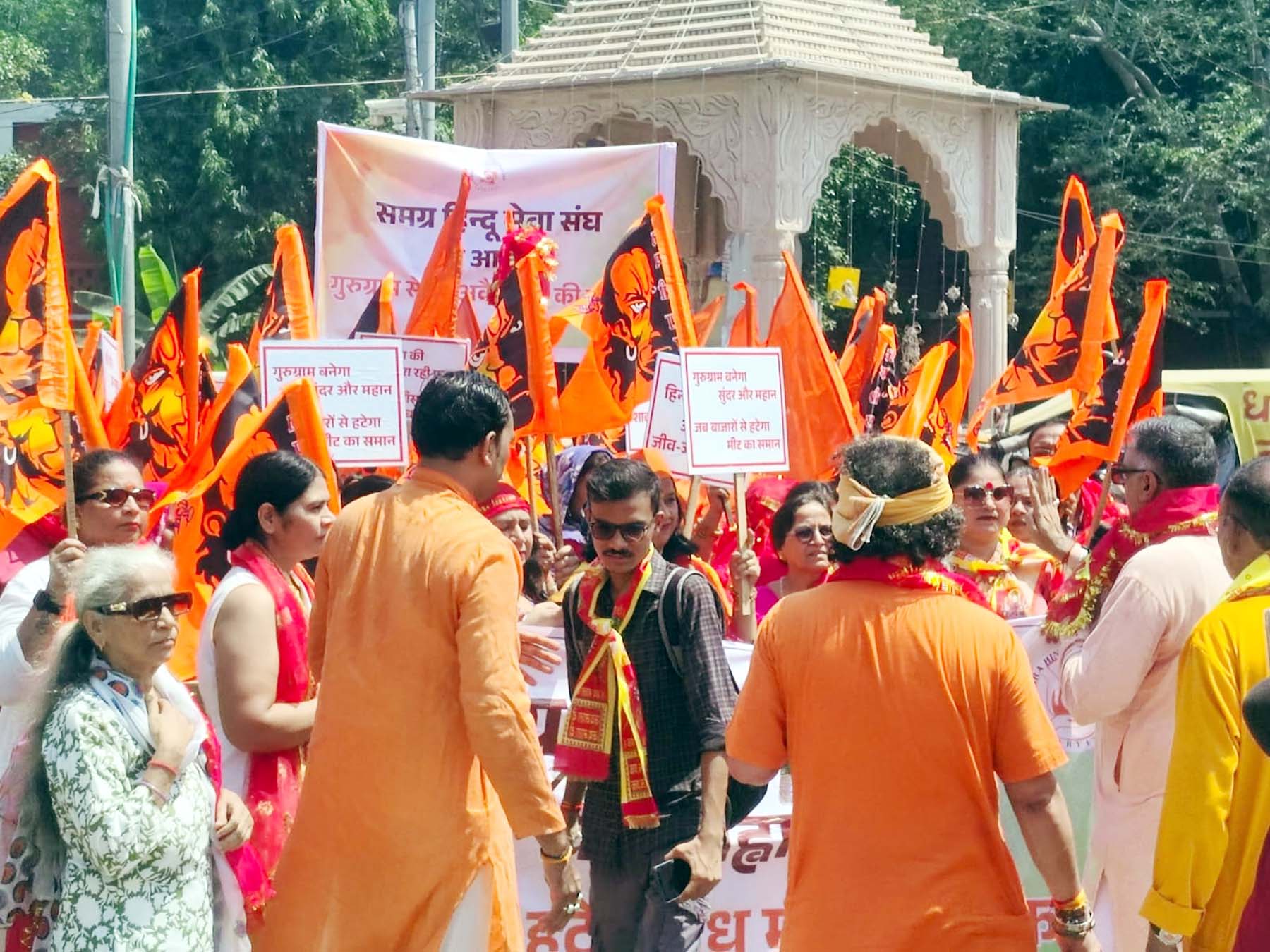 गुरुग्राम में मांस की अवैध दुकानों को बंद कराने के खिलाफ प्रदर्शन करते समग्र हिंदू सेवा संघ की टीम।