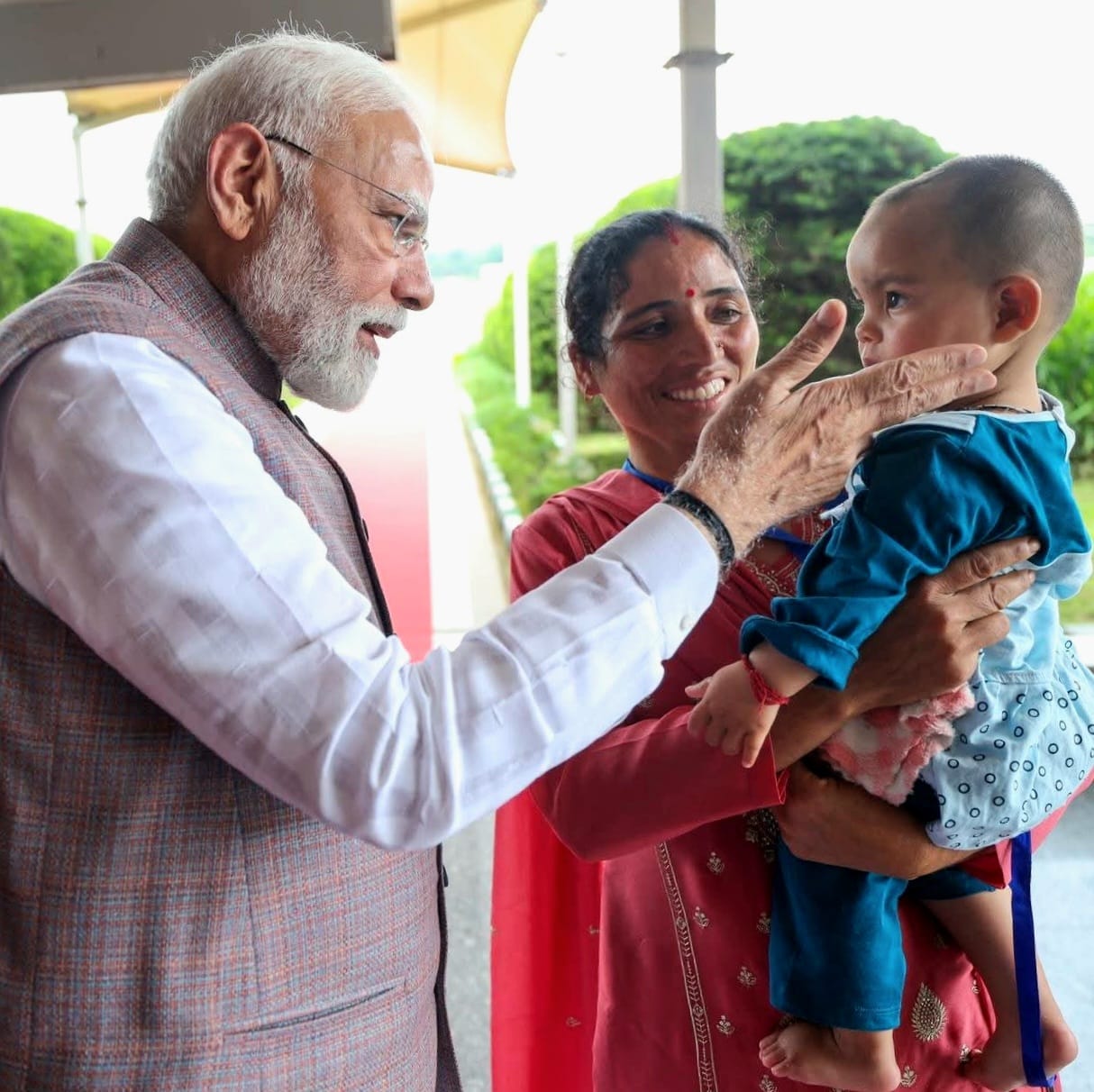 आपदा में अपने माता-पिता को खोने वाली बच्ची के साथ मुलाकात करते प्रधानमंत्री मोदी आपदा में अपने माता-पिता को खोने वाली बच्ची के साथ मुलाकात करते प्रधानमंत्री मोदी