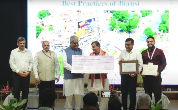 पुरस्कार ग्रहण करते महापौर व नगर आयुक्त