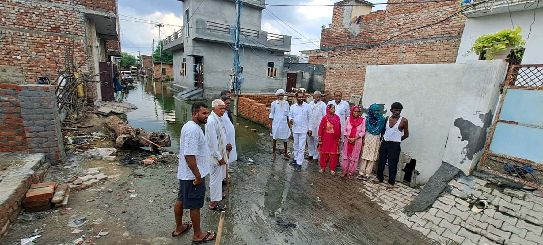 जलभराव का जायजा लेते कांग्रेस जिला अध्यक्ष बृजलाल।