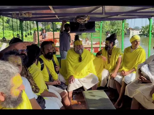 बाढ का अवलाेकन करते हुए प्रेमानंद महाराज