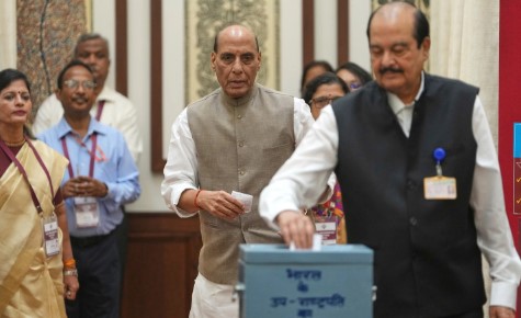 उपराष्ट्रपति चुनाव में वोट करते नेता उपराष्ट्रपति चुनाव में वोट करते नेता
