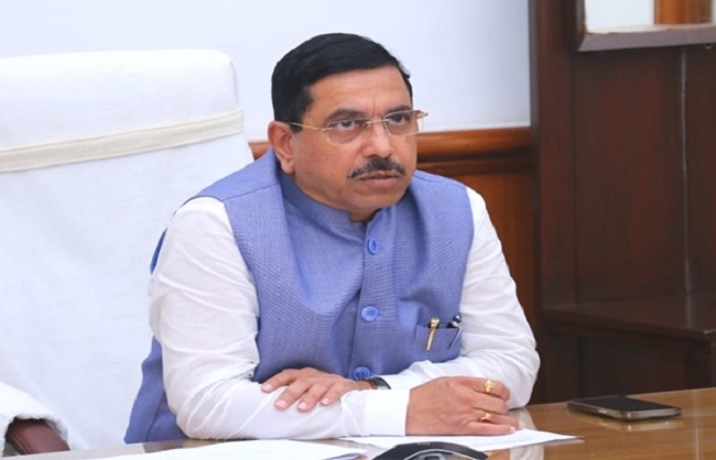 सार्वजनिक वितरण मामलों के मंत्री प्रल्हाद जोशी का फाइल फोटो सार्वजनिक वितरण मामलों के मंत्री प्रल्हाद जोशी का फाइल फोटो