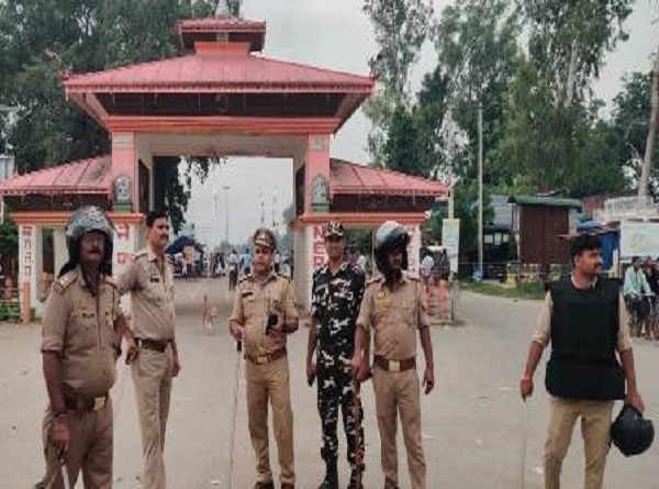 सीमा पर चौकसी करते पुलिस कर्मी सीमा पर चौकसी करते पुलिस कर्मी