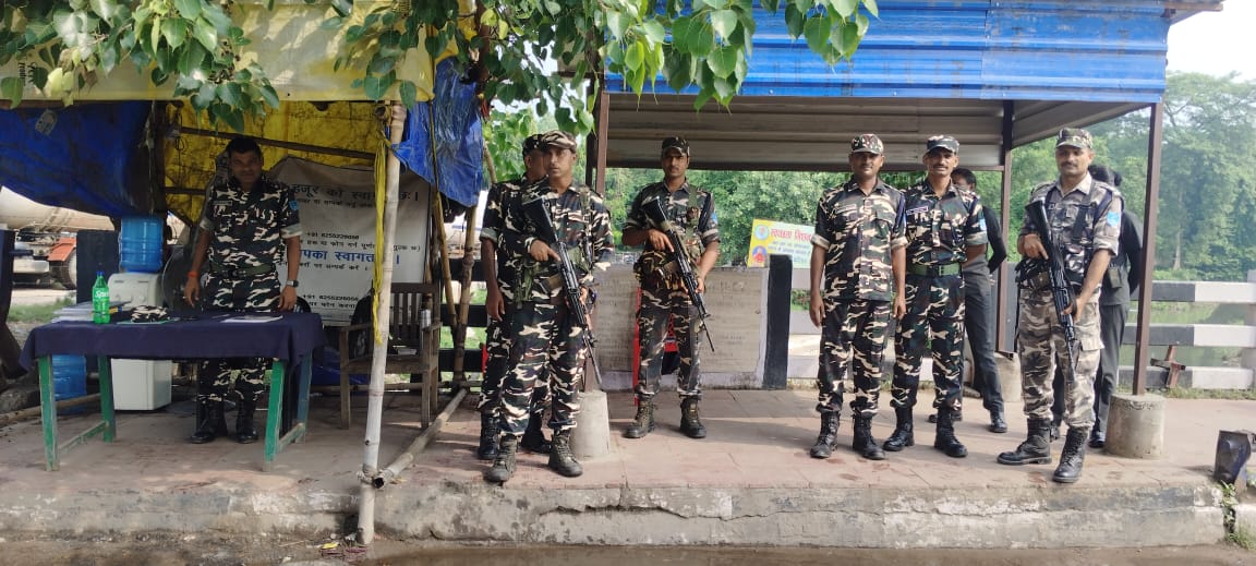 मैत्री पुल पर चौकसी बरतते एसएसबी जवान