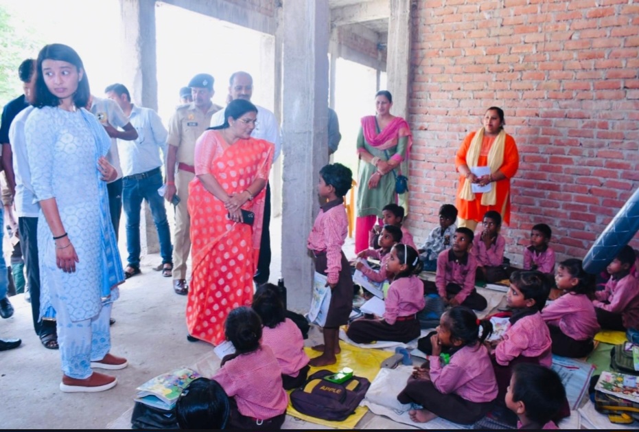 कन्नौज: बाढ़ प्रभावित कासिमपुर में प्रभारी मंत्री ने सुनी समस्याएं, बांटी राहत सामग्री