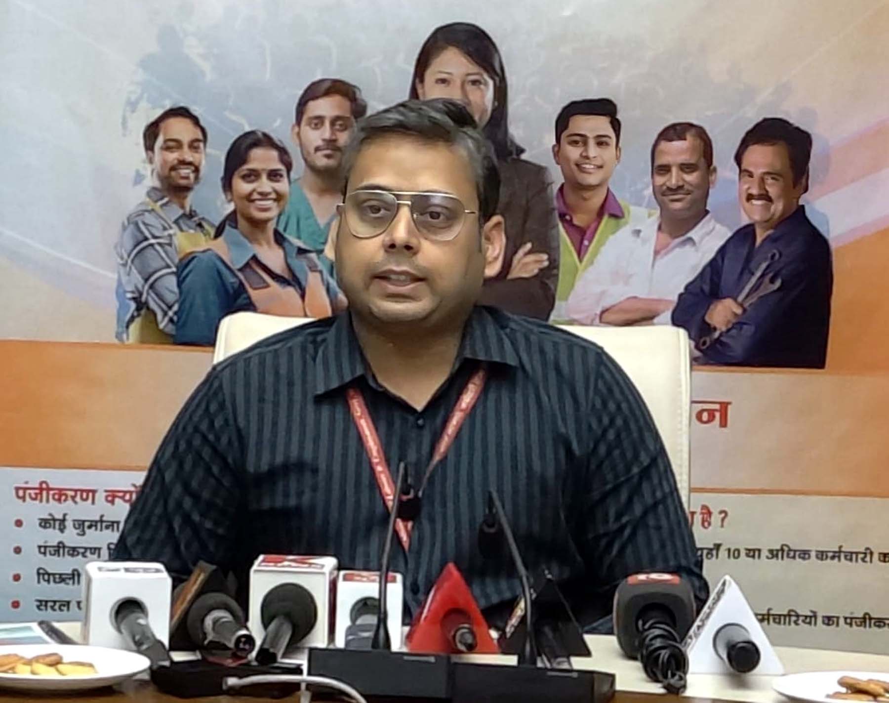 गुरुग्राम में पत्रकारों से बात करते ईएसआईसी के निदेशक (प्रभारी) सुनील यादव। गुरुग्राम में पत्रकारों से बात करते ईएसआईसी के निदेशक (प्रभारी) सुनील यादव।